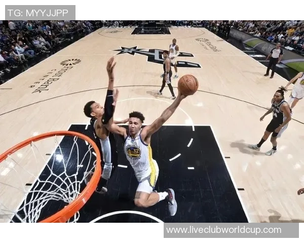 文班亚马首场比赛表现抢眼5次盖帽并隔扣字母哥引发热烈讨论